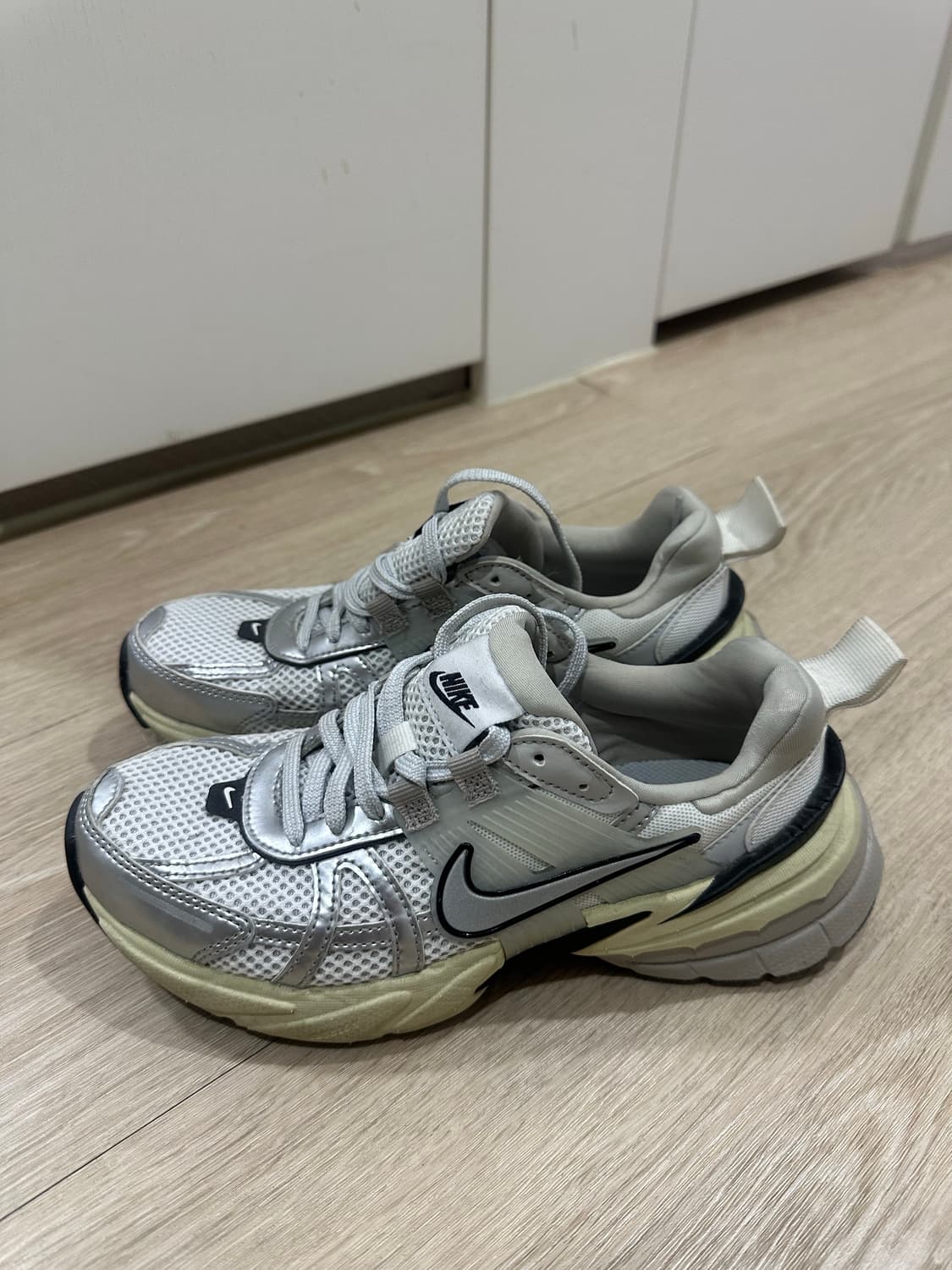 나이키 V2K Run 화이트 메탈릭 실버 225 상품이미지5