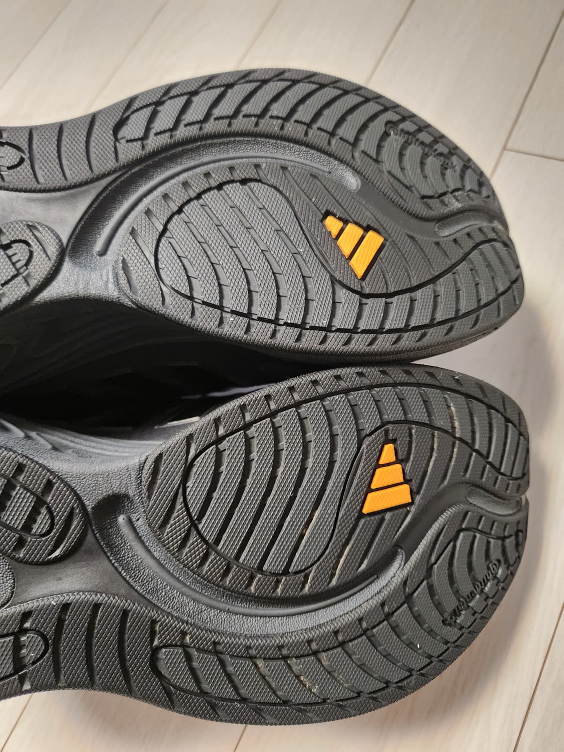 아디다스 운동화 클라이마웜 카본 코어 블랙 러닝화 사이즈245

스웨이드 상품이미지8