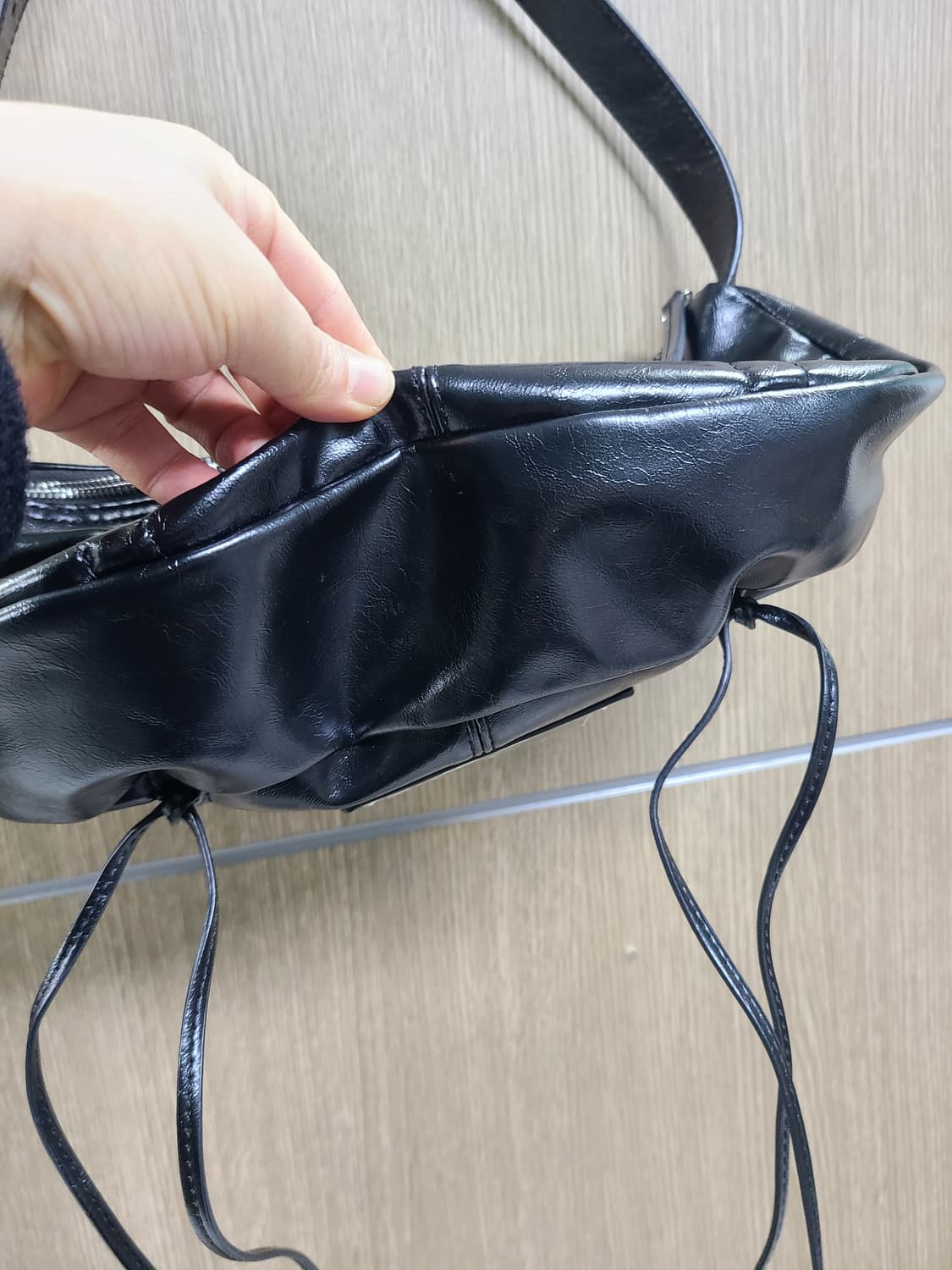 마뗑킴 블랙 셔링 숄더백  상품이미지5