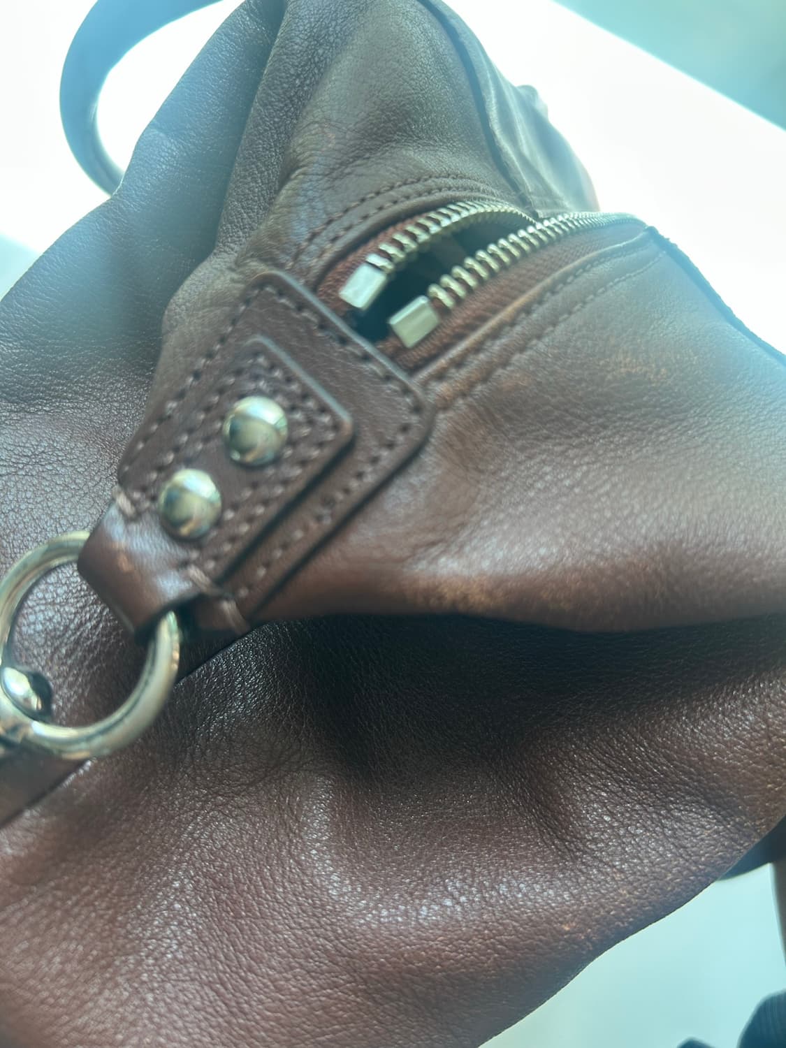 데일리🤎)) 코치 브라운 레더 사첼백 상품이미지3