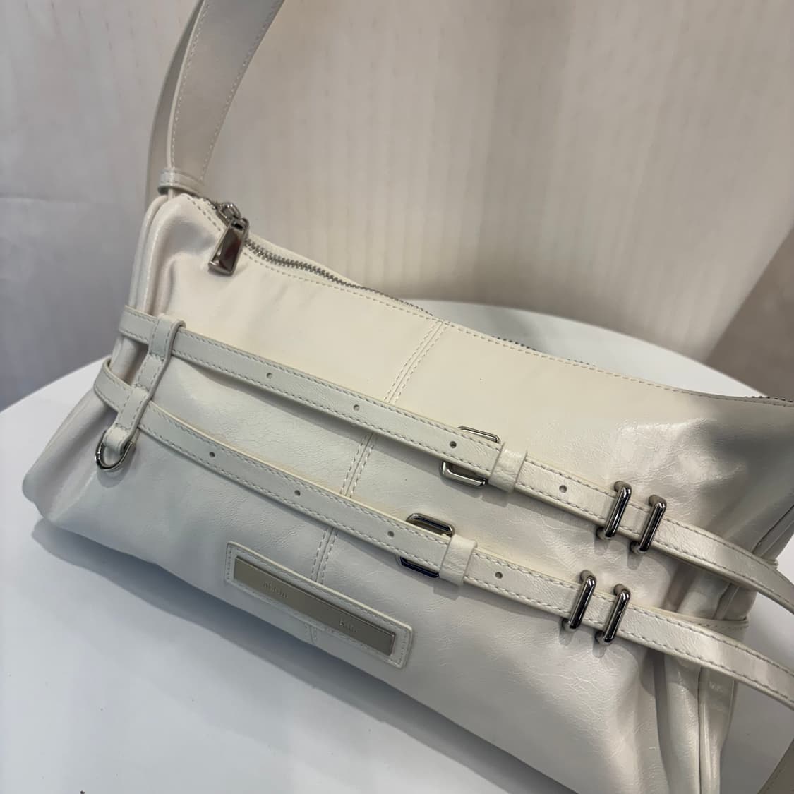 정품 마뗑킴 더블 벨티드 숄더백     상품이미지4