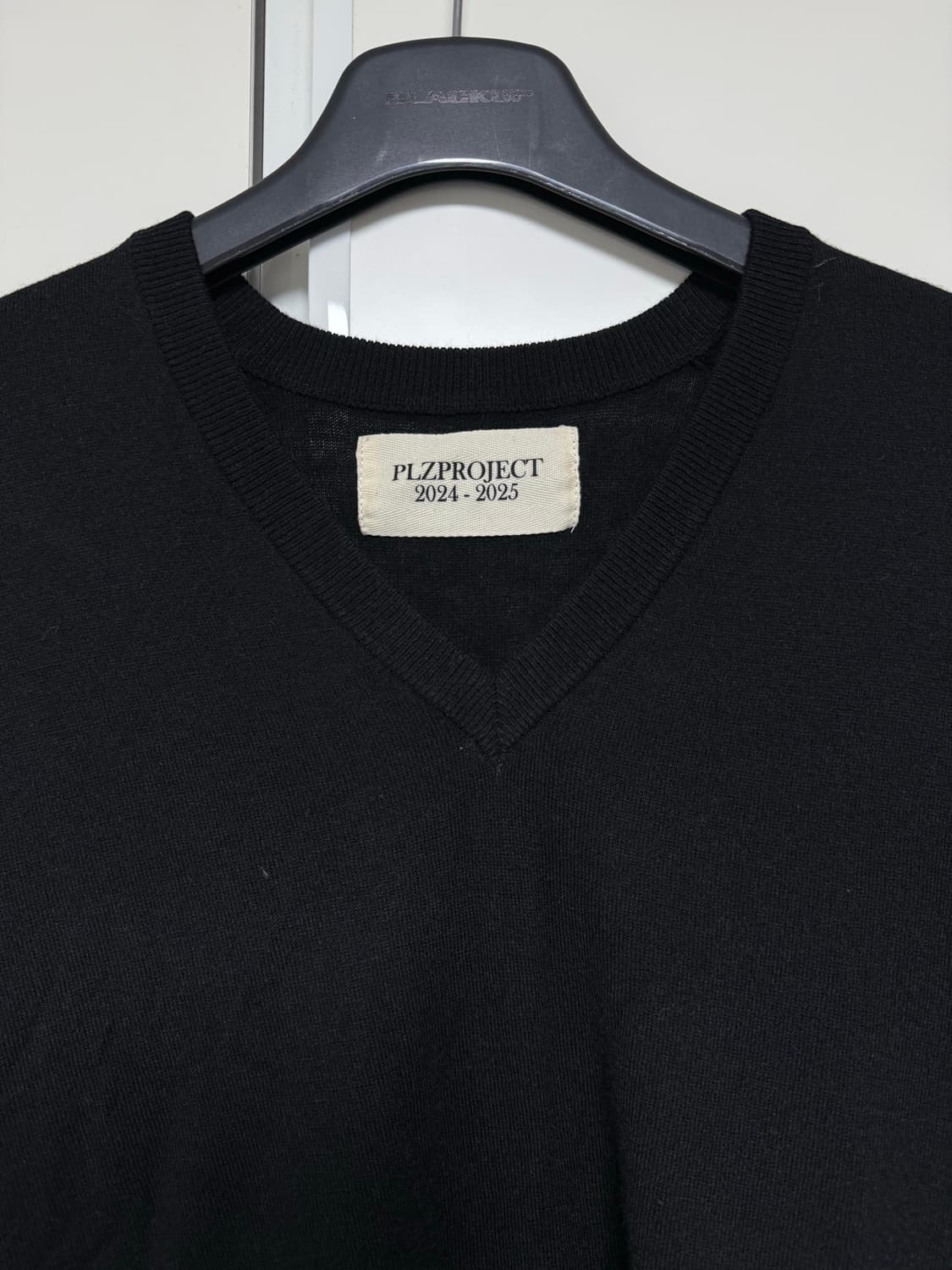 플리즈프로젝트 버튼 브이넥 니트 라이트 블랙 (plzproject) 상품이미지4