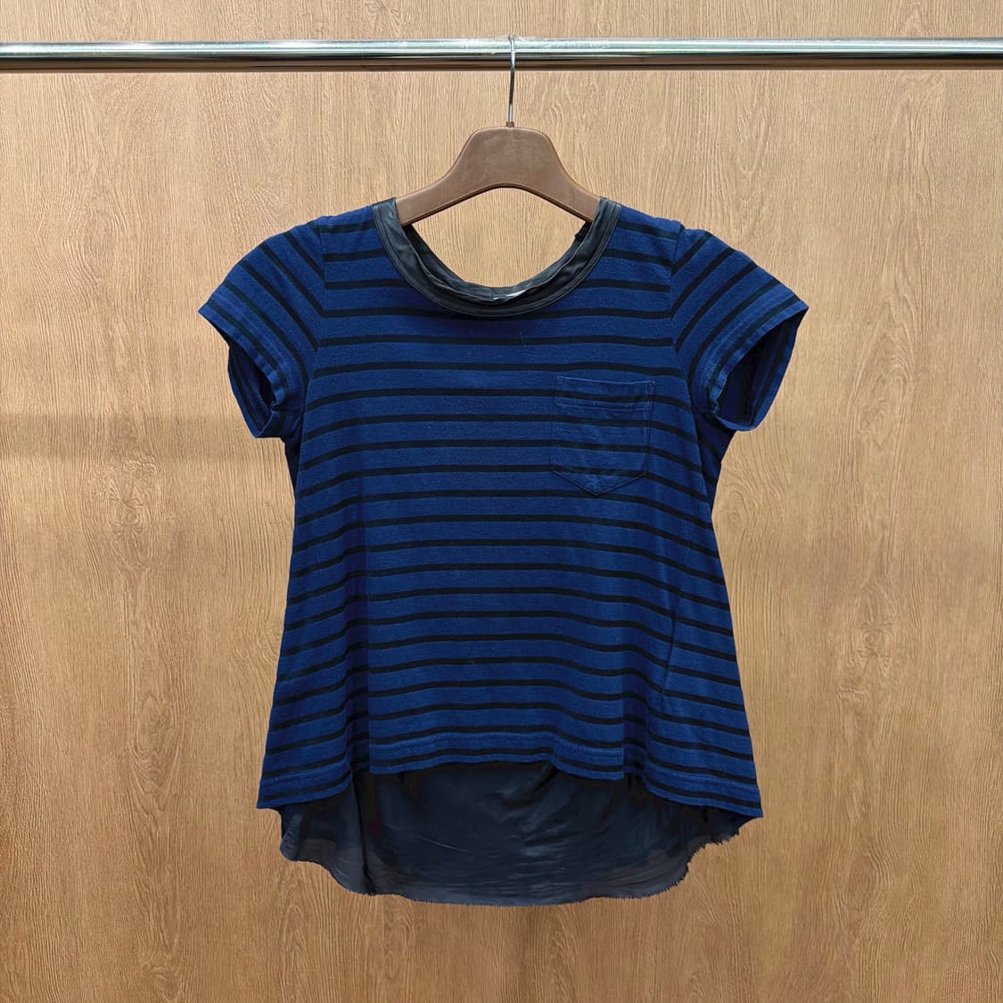 사카이 럭 반팔 티셔츠 스트라이프 후면 배색 레이어드 디테일 루즈핏 블루 상품이미지2