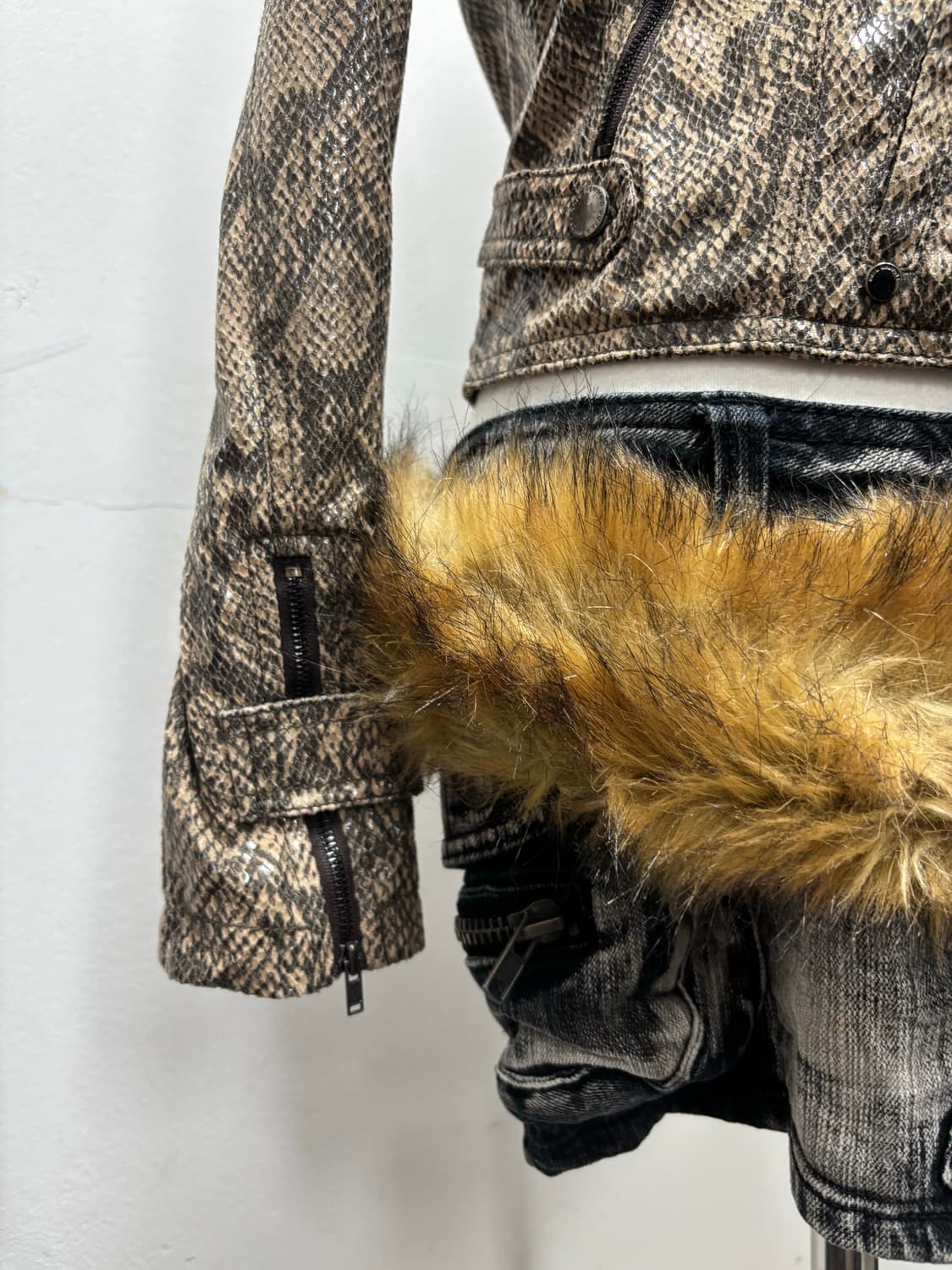 [GGPX]Snake Pattern 00’s Slim Fit Neck D 상품이미지3