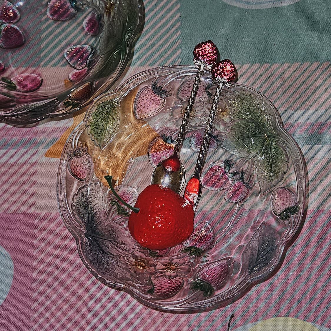 90s 소가 컬러 딸기밭 러플 유리볼 상품이미지4