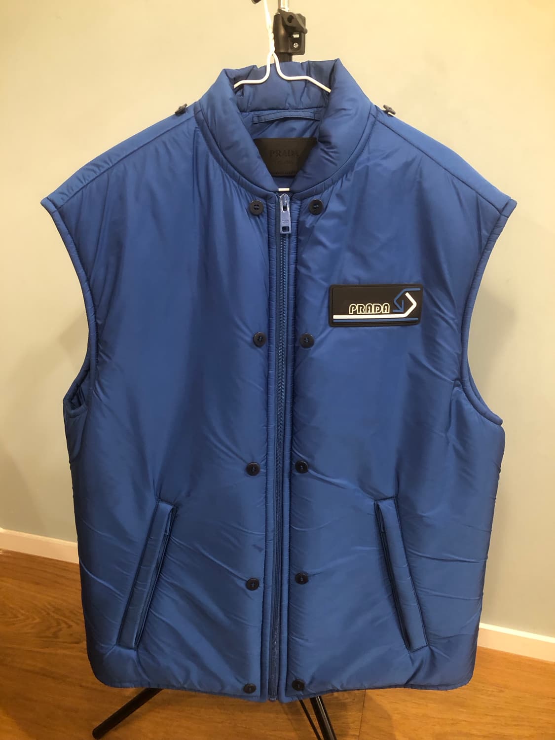 Prada 패치 로고 패딩 조끼 상품이미지1