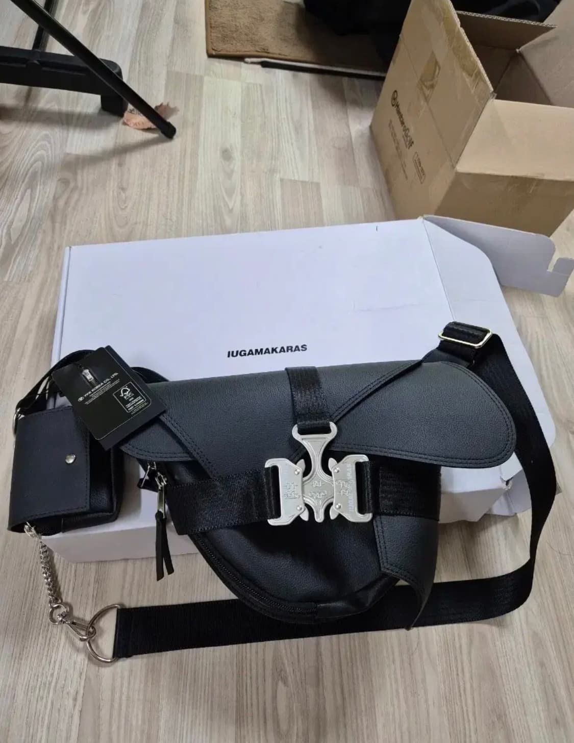 이우가마카라스 크로스백 상품이미지1