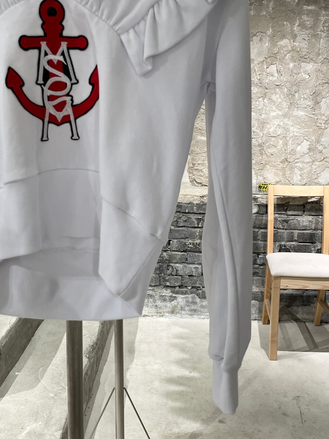 msgm 화이트 앵커 로고 프릴 V넥 크롭 스웻 셔츠 상품이미지5