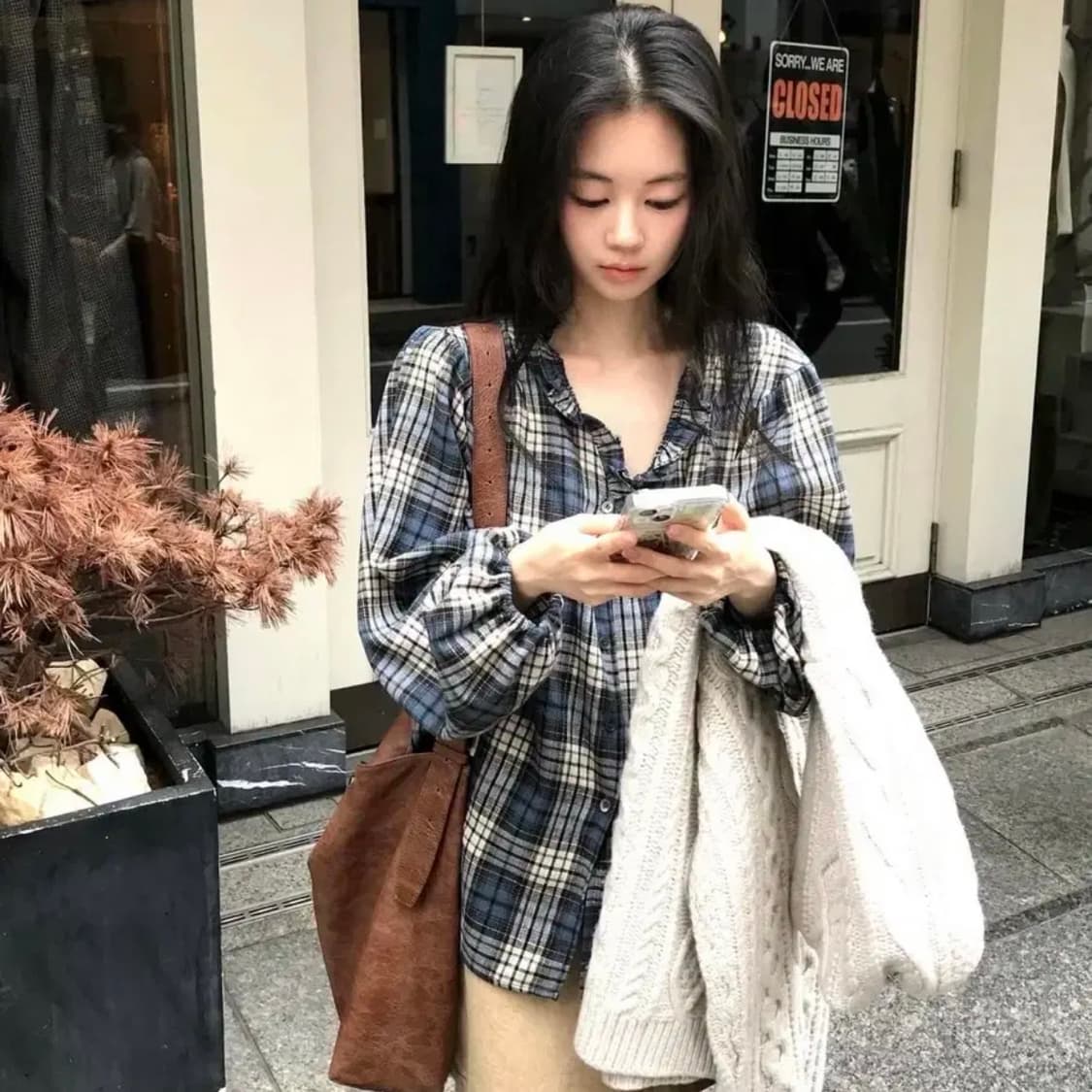 아카이브제이투유 체크프릴 블라우스 네이비 상품이미지2