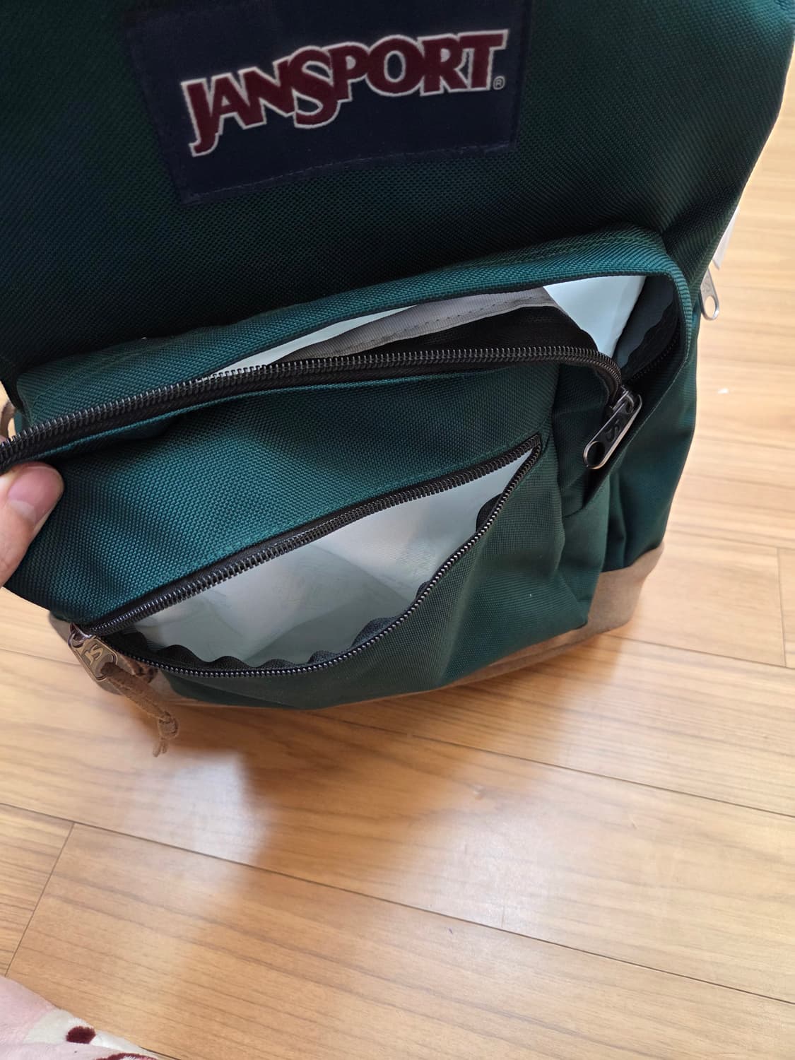 잔스포츠 백팩 JS0A4QVA 모델 판매합니다. 녹색 바탕에 하단 스웨이 상품이미지8