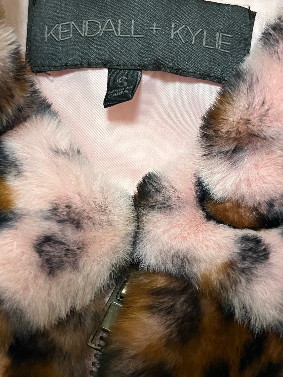 Kendall + Kylie 핑크 레오파드 퍼 아노락 상품이미지3