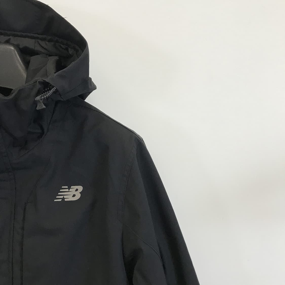 뉴발란스 에센셜 바람막이 자켓 [S] 상품이미지2