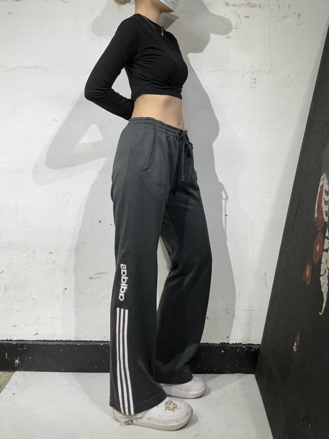 아디다스 차콜 화이트 삼선 사이드 로고 와이드 부츠컷 대대장 팬츠 L 상품이미지1