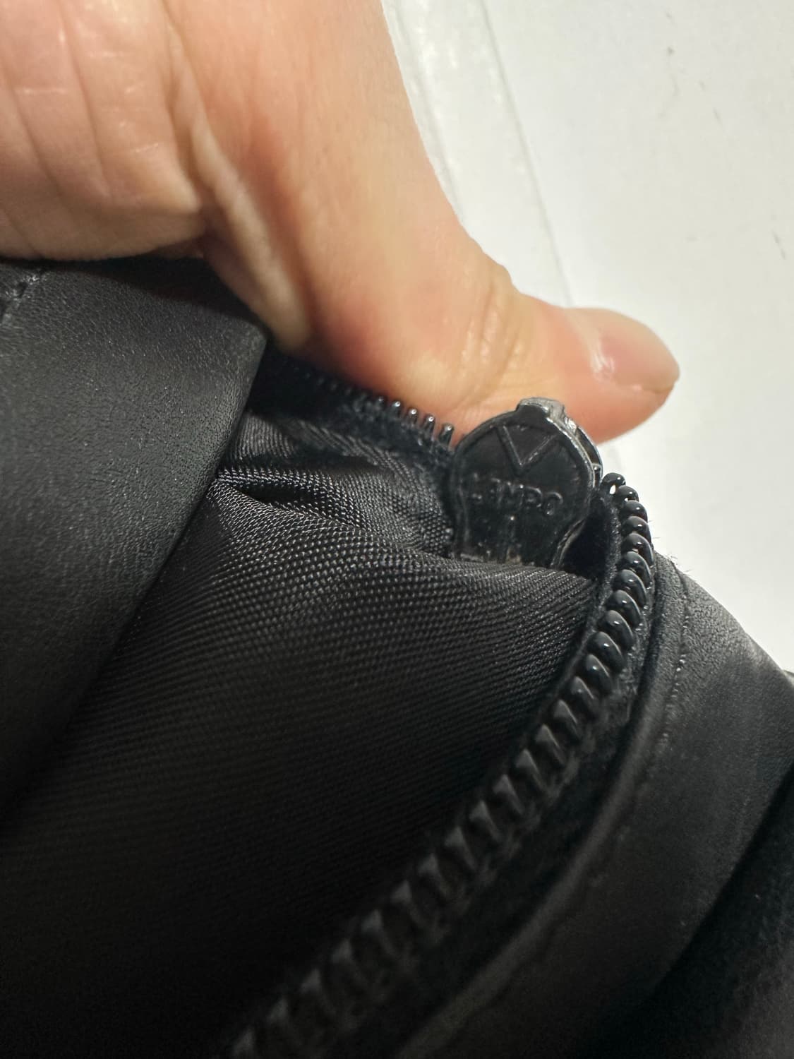 프라다 아카이브 레더 숄더백 상품이미지6