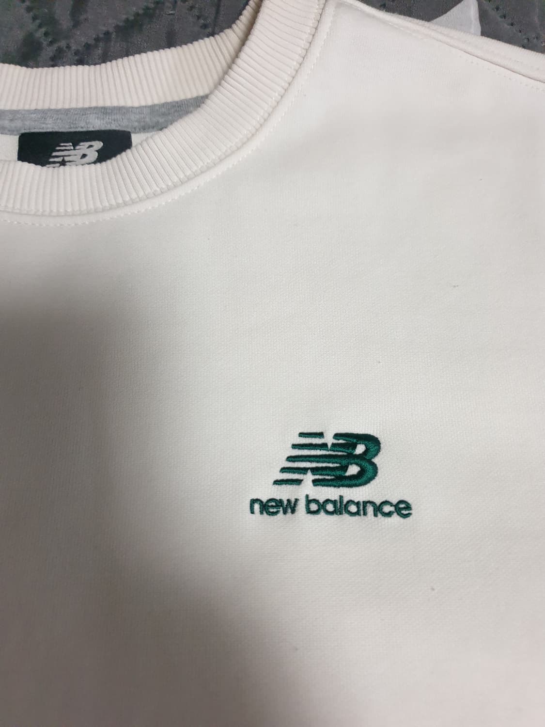 뉴발란스 에센셜 스몰로고 맨투맨 크림 (S) 상품이미지2