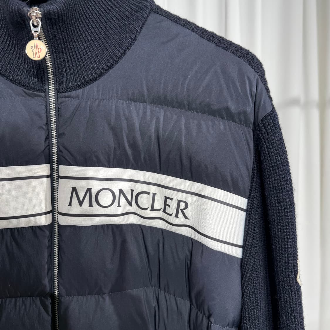 (2XL) 몽클레어  화이트 라이닝 로고 패치 니트패딩 네이비 상품이미지3