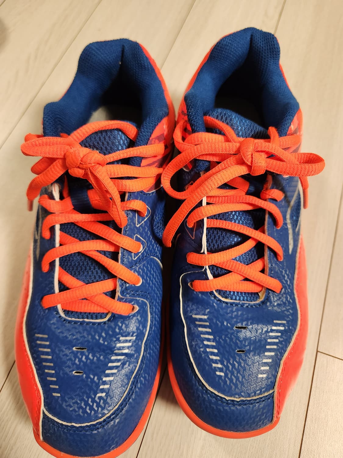 빅터 배드민턴화 사이즈230


여러 중고사이트에도 같이 판매하고 있어서 상품이미지4