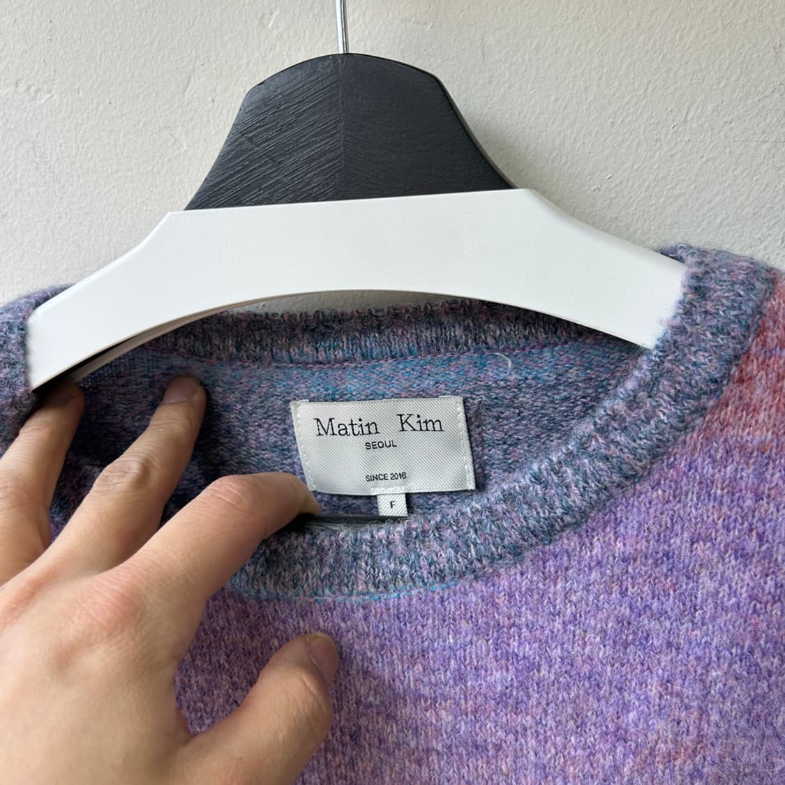 16818 - 마뗑킴 그라데이션 스너그 니트 상품이미지3