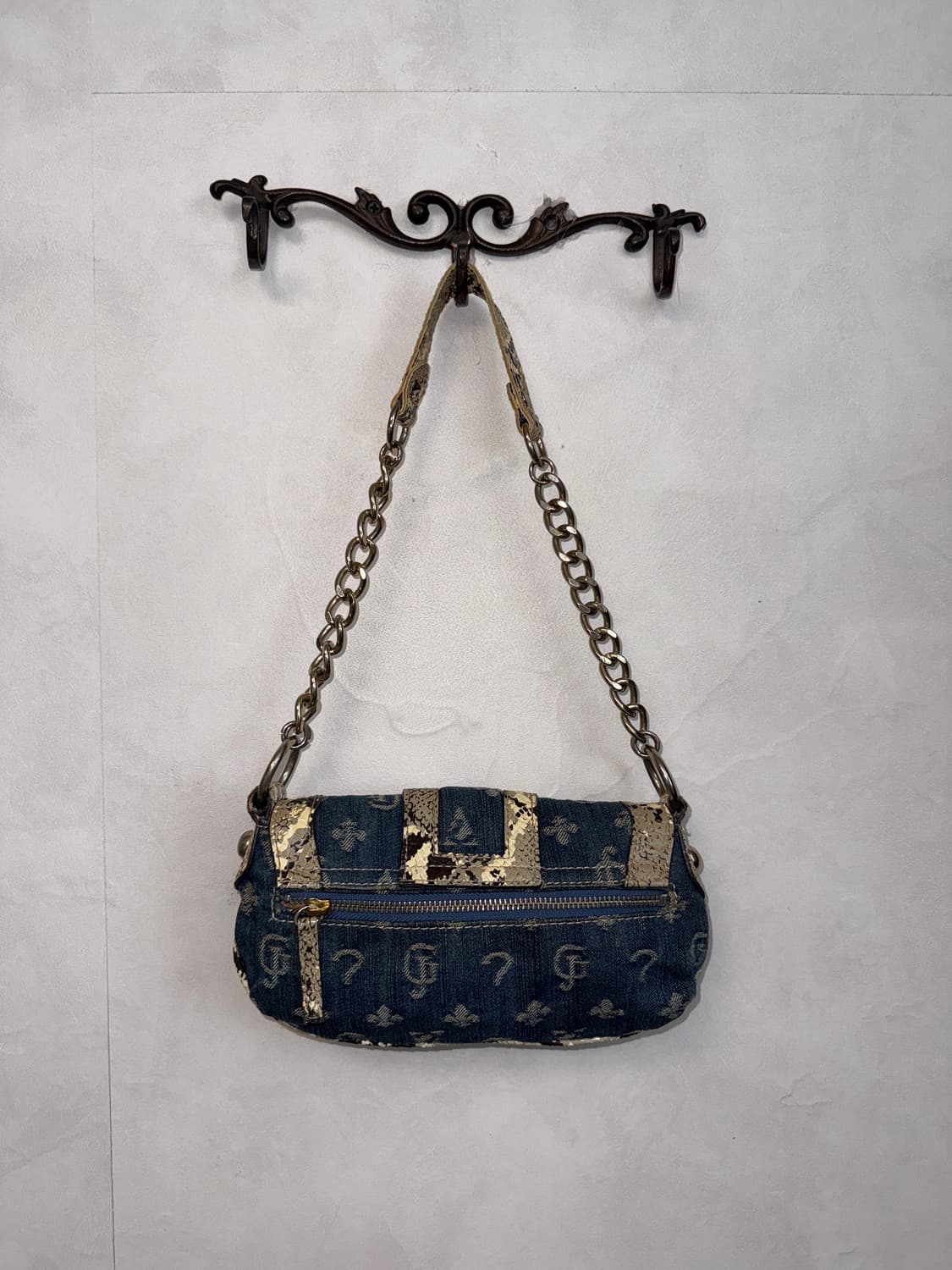 Guess denim jacquard python chain 숄더백 상품이미지6