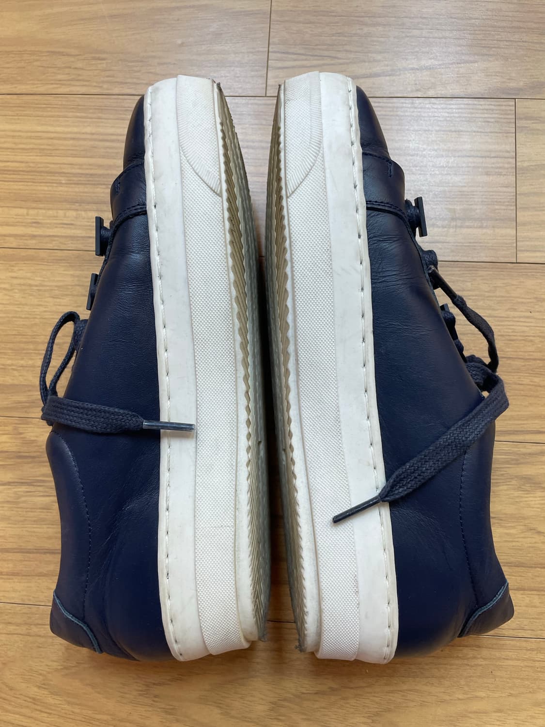 구호 네이비 가죽 스니커즈 245 상품이미지4