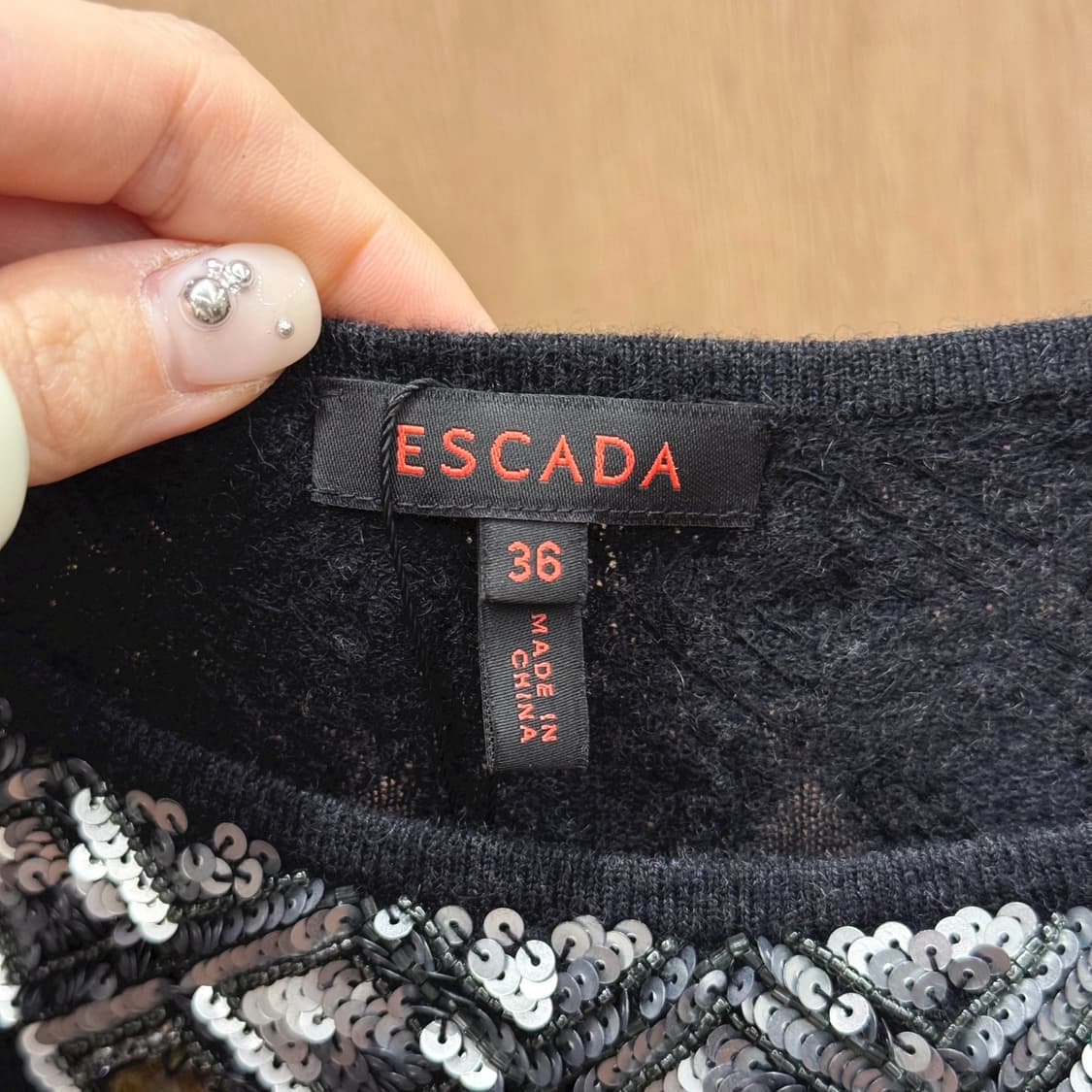 에스카다 퍼프 소매 7부 니트 비즈 스팽글 넥라인 장식 디테일 블랙 상품이미지7