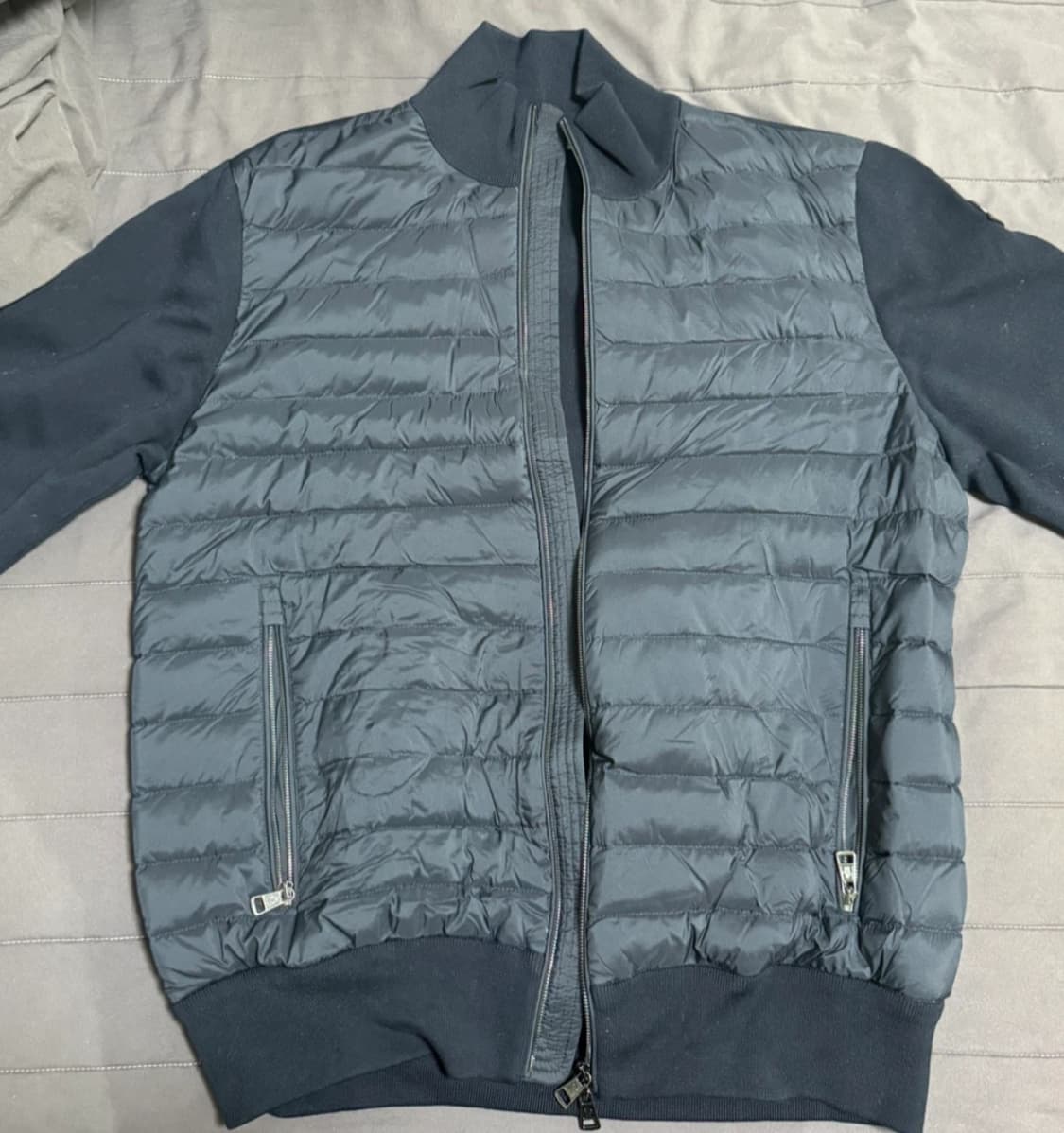 몽클레어 니트 패딩 네이비 색상 L사이즈입니다. 입으시는 분들께 잘 맞을 상품이미지1