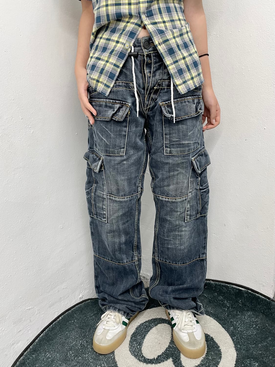 데님 워싱 절개 디테일 포켓 카고 팬츠 상품이미지1