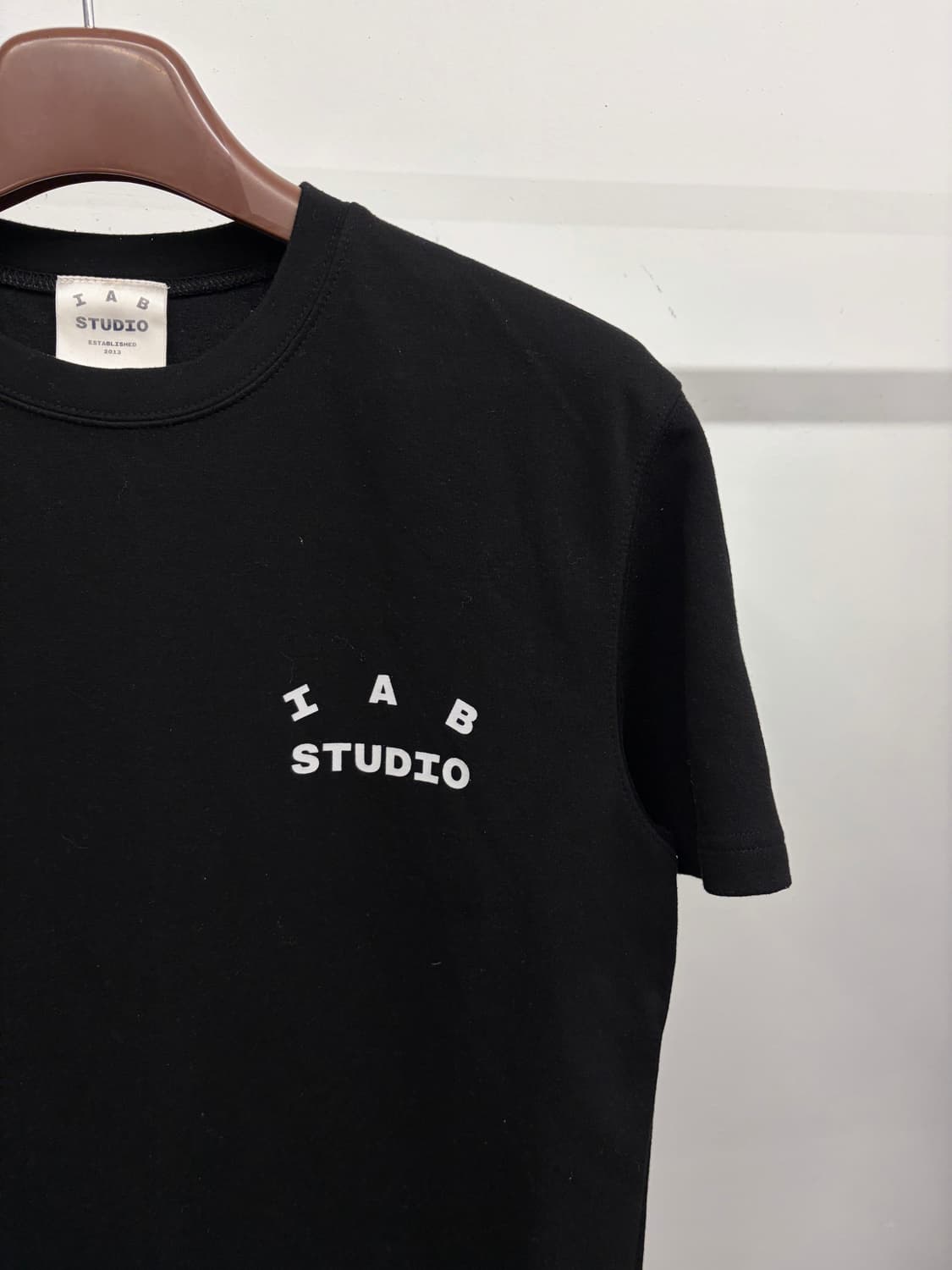 (M) 아이앱 스튜디오 IAB 10주년 티셔츠 반팔티 블랙 상품이미지3