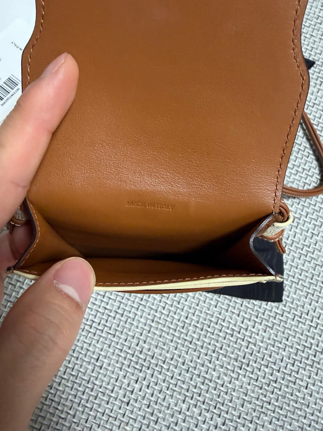 셀린느 트리옹프 캔버스 플랩 폰 파우치 화이트탄 크로스백 상품이미지6