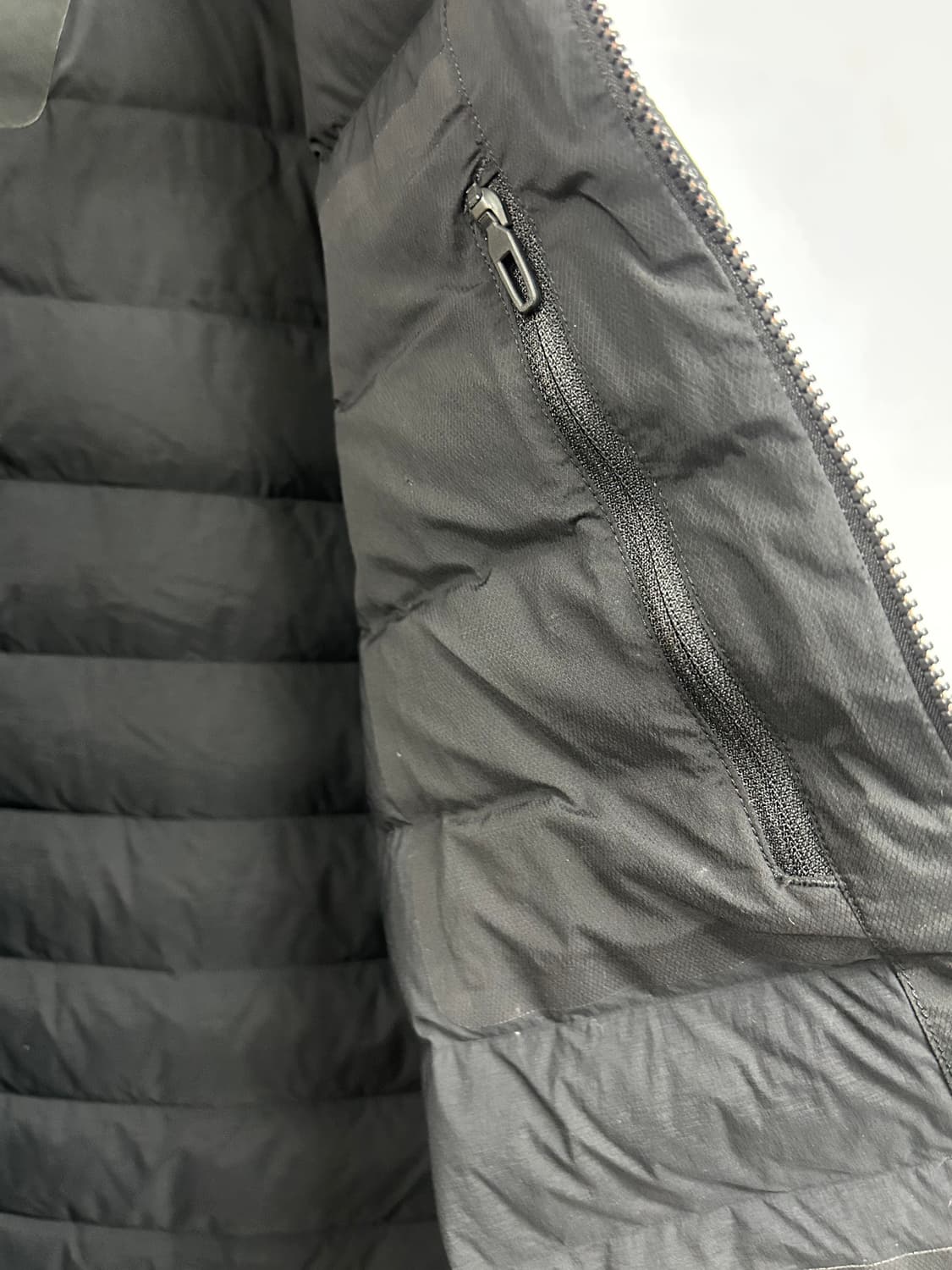 룰루레몬 블랙 남성 구스다운 경량 패딩 L 상품이미지7