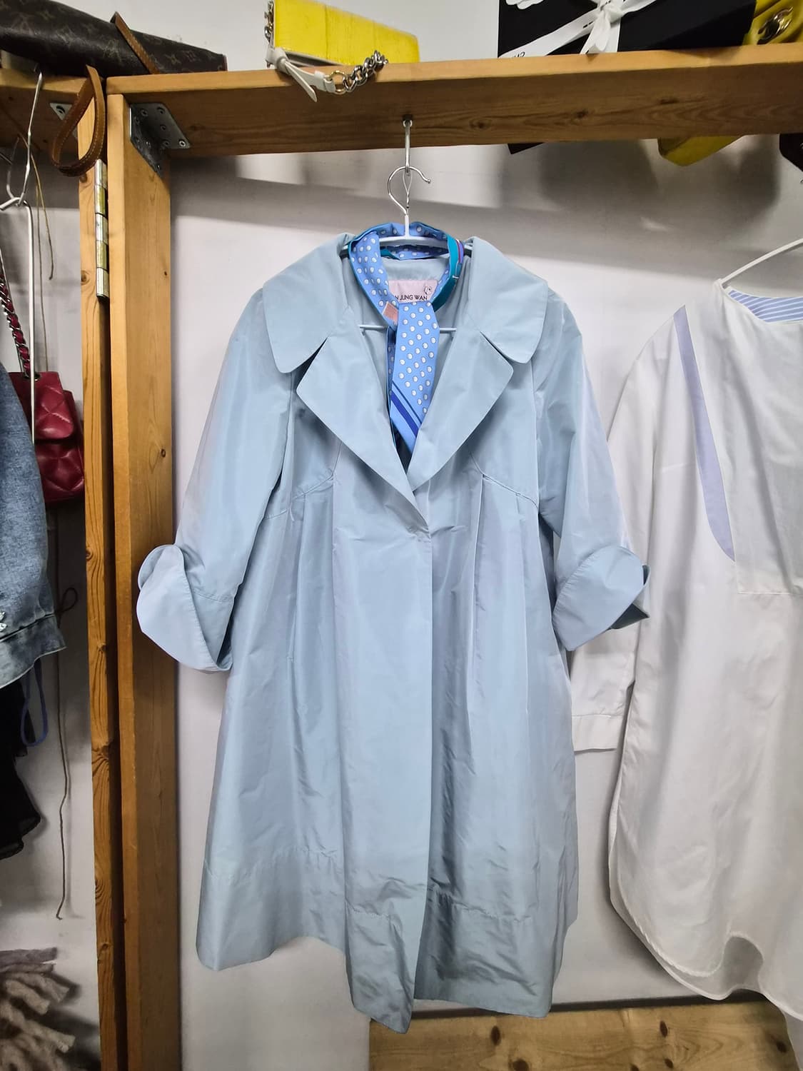 손정완 샤이니 바스락  블루 트렌치 코트 상품이미지1