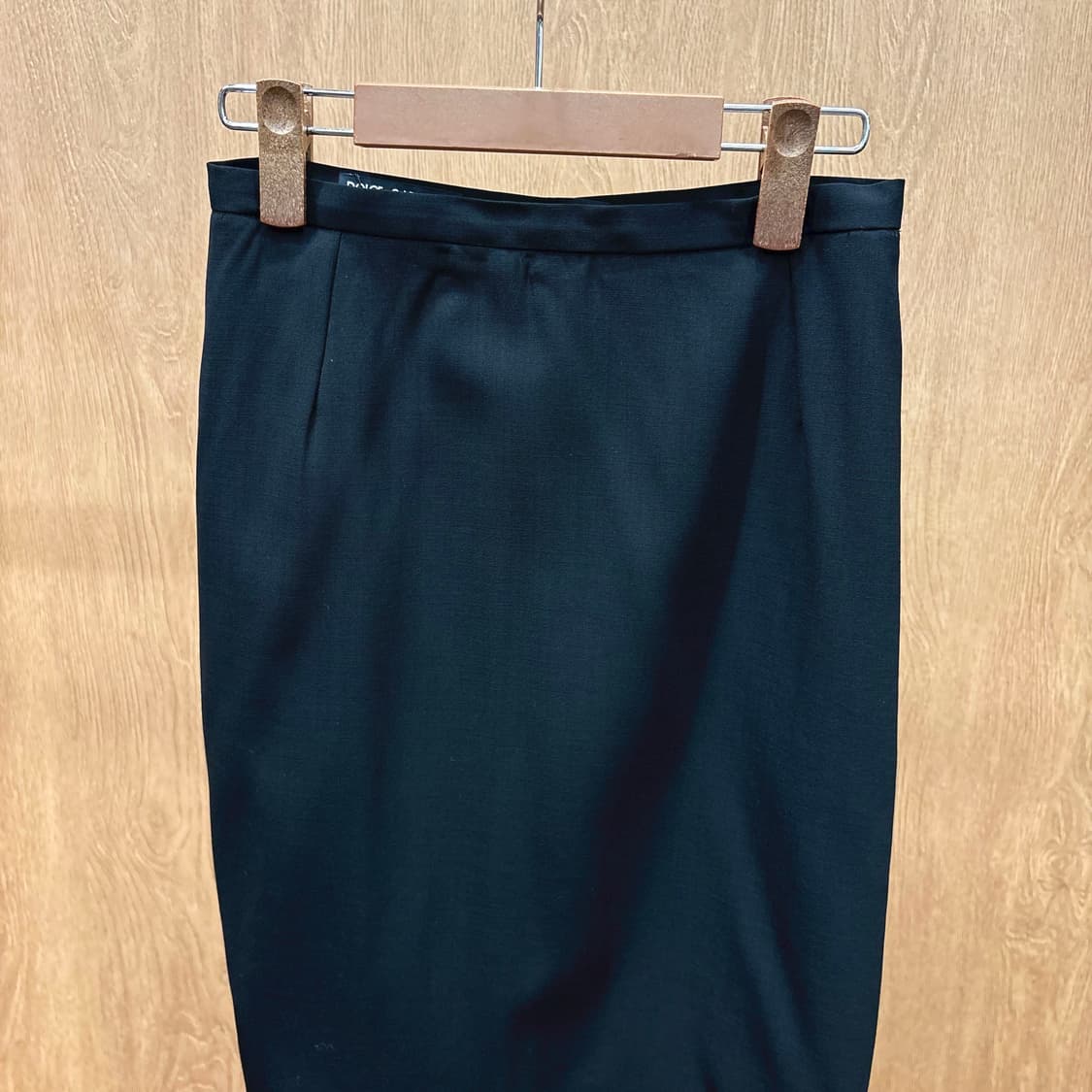 돌체앤가바나 미디 스커트 전면 원턱 후면 지퍼 디테일 H라인 블랙 상품이미지4