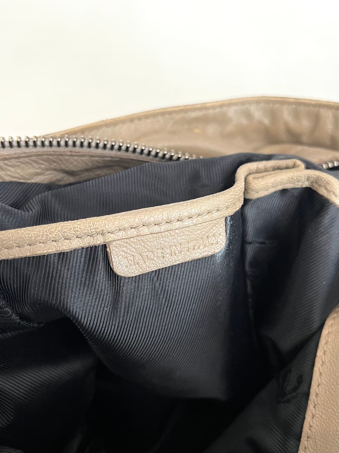 버버리 프로섬 아카이브 플라워 셔링 레더백 상품이미지8