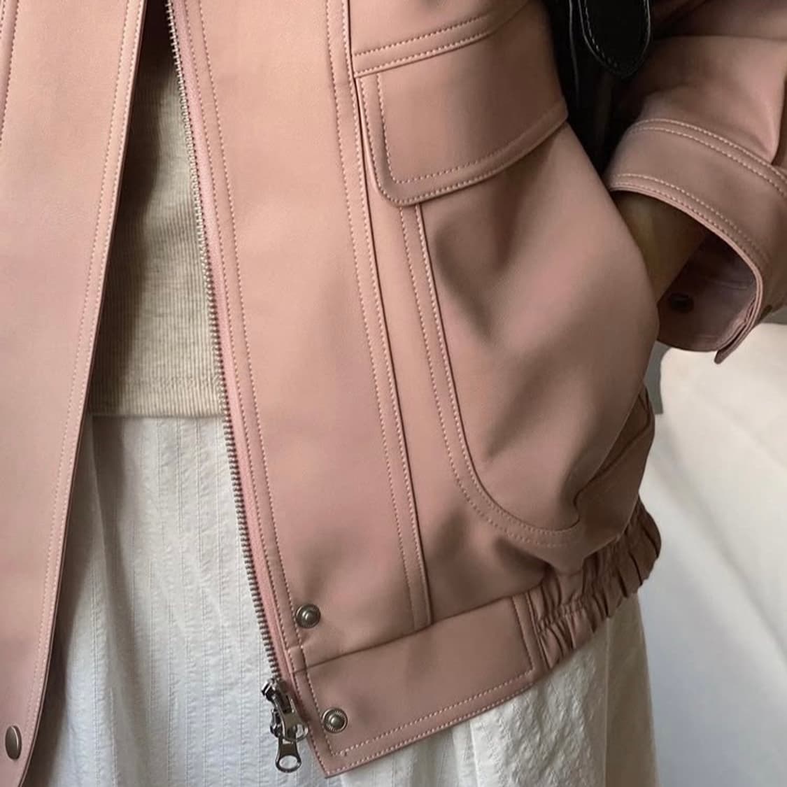 슬로우앤드 프리미엄 글로시 비건레더자켓 핑크 상품이미지4