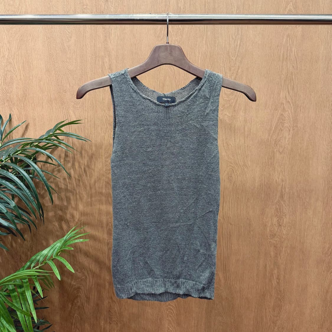 띠어리 라운드넥 슬리브리스 니트 무지 시어 텍스처 디테일 슬림핏 카키 상품이미지1