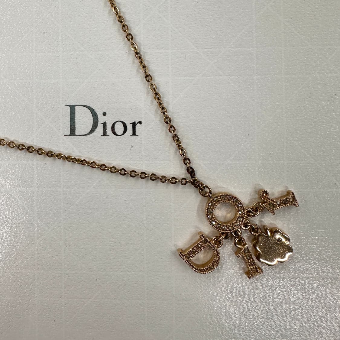 디올 크리스탈 이니셜 참 목걸이 상품이미지1