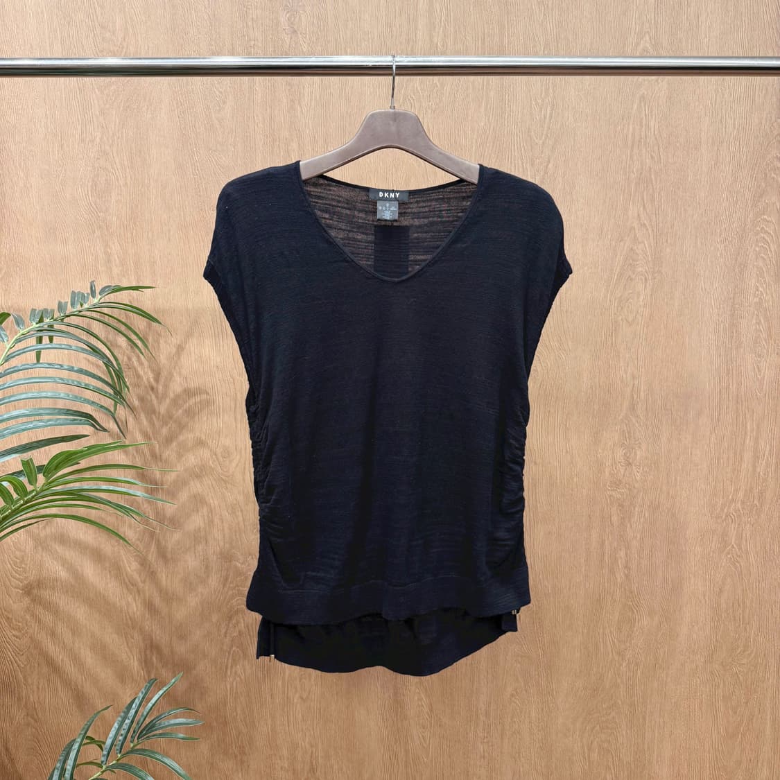 도나카란 브이넥 시스루 니트 반팔 탑 드레이프 셔링 디테일 블랙 상품이미지1