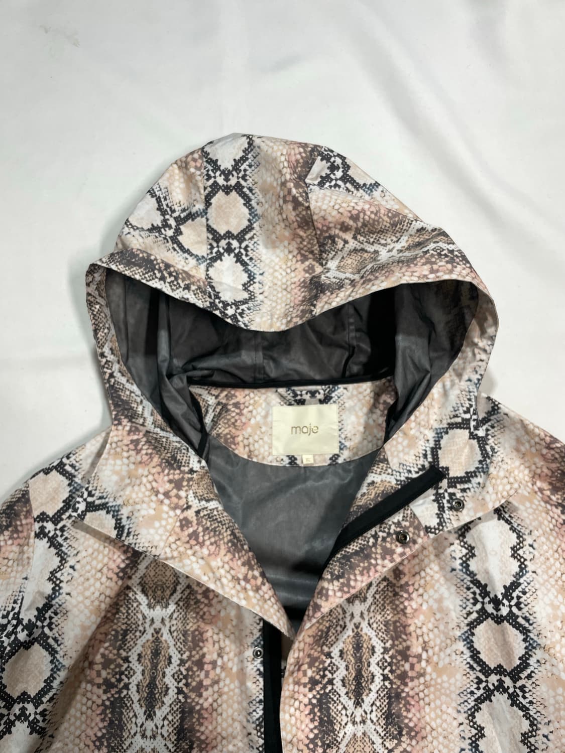 maje snake print 후드 쉘파카  상품이미지6