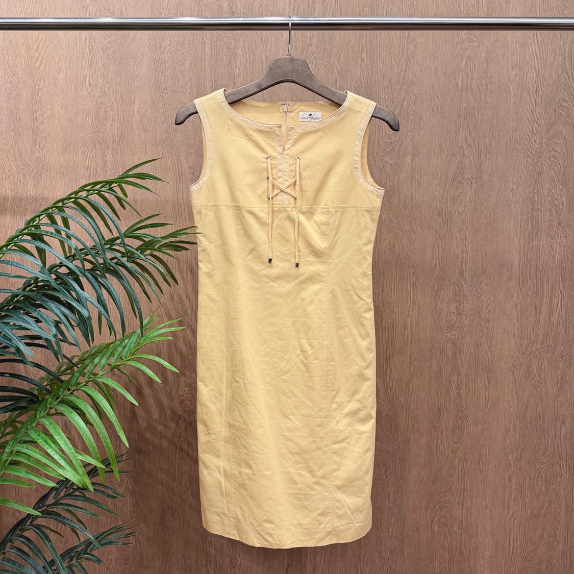 꾸레쥬 라운드넥 슬리브리스 미디 원피스 레이스업 스트랩 디테일 옐로우 상품이미지1