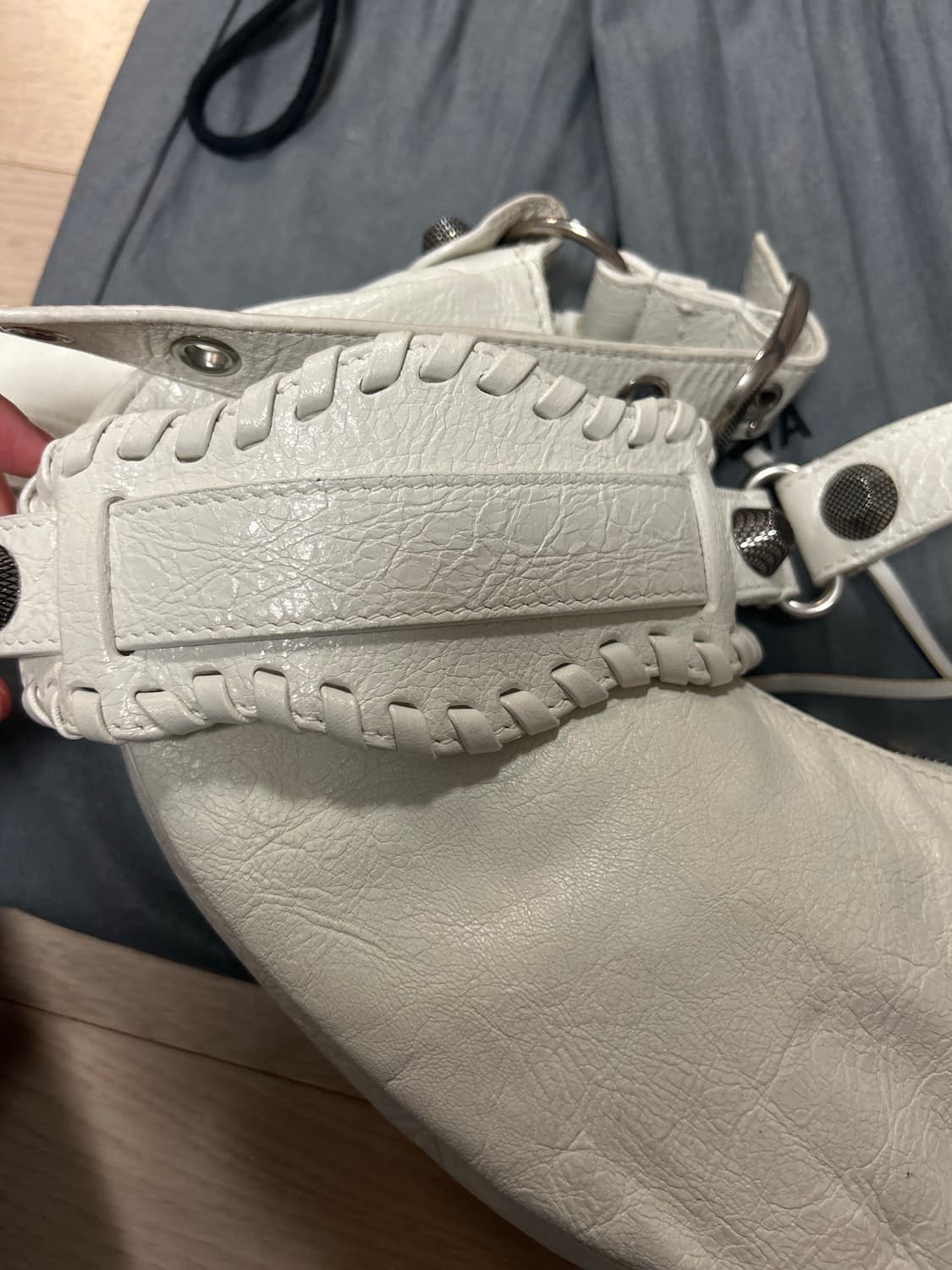 발렌시아가  아레나 램스킨 르카골 XS 숄더백 화이트 상품이미지7