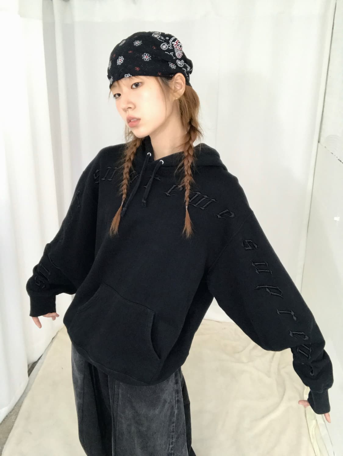 슈프림 블랙 자수 기모 후드티 상품이미지2