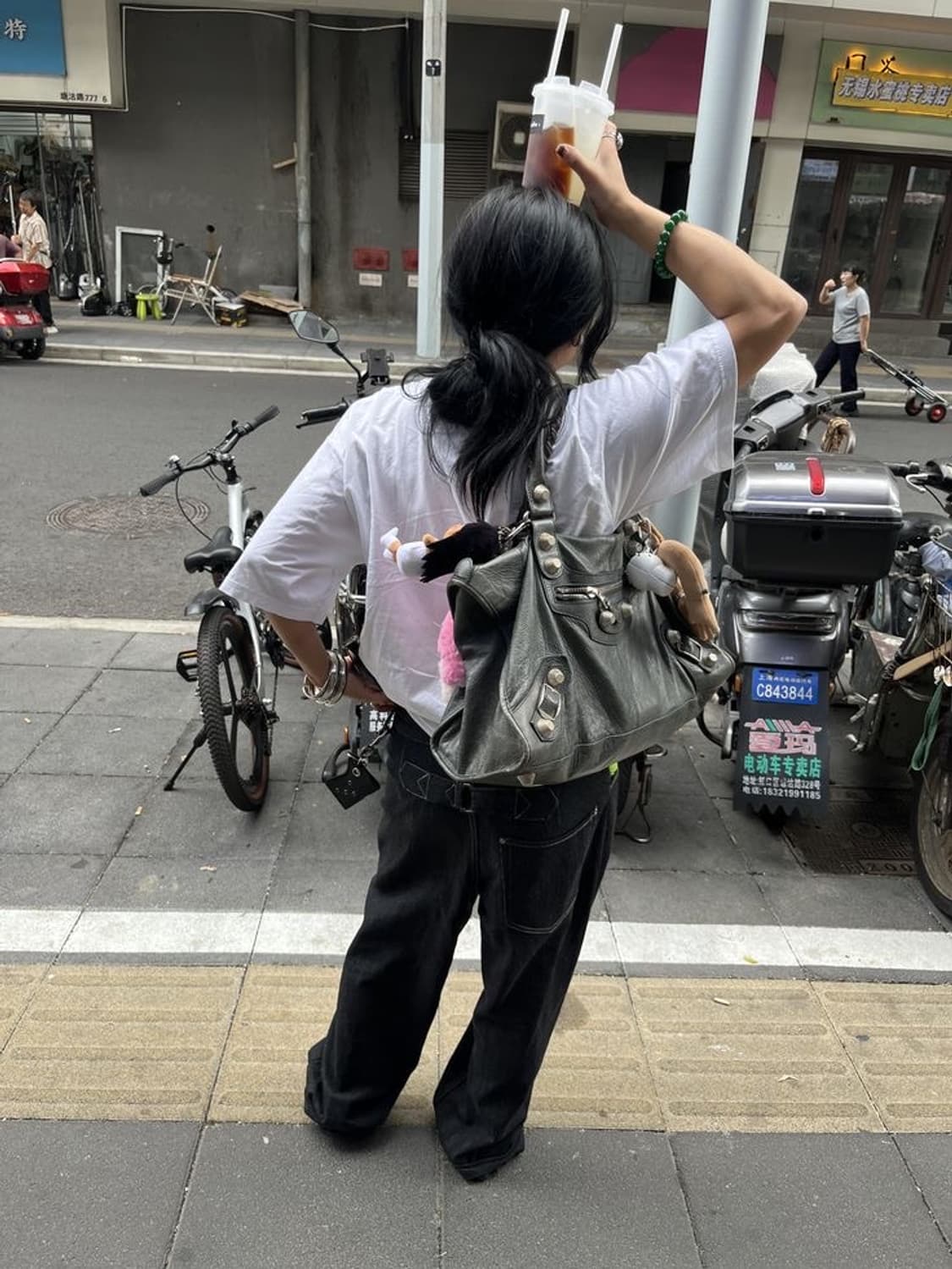 발렌시아가 시티백 라지 다크 그레이 상품이미지2