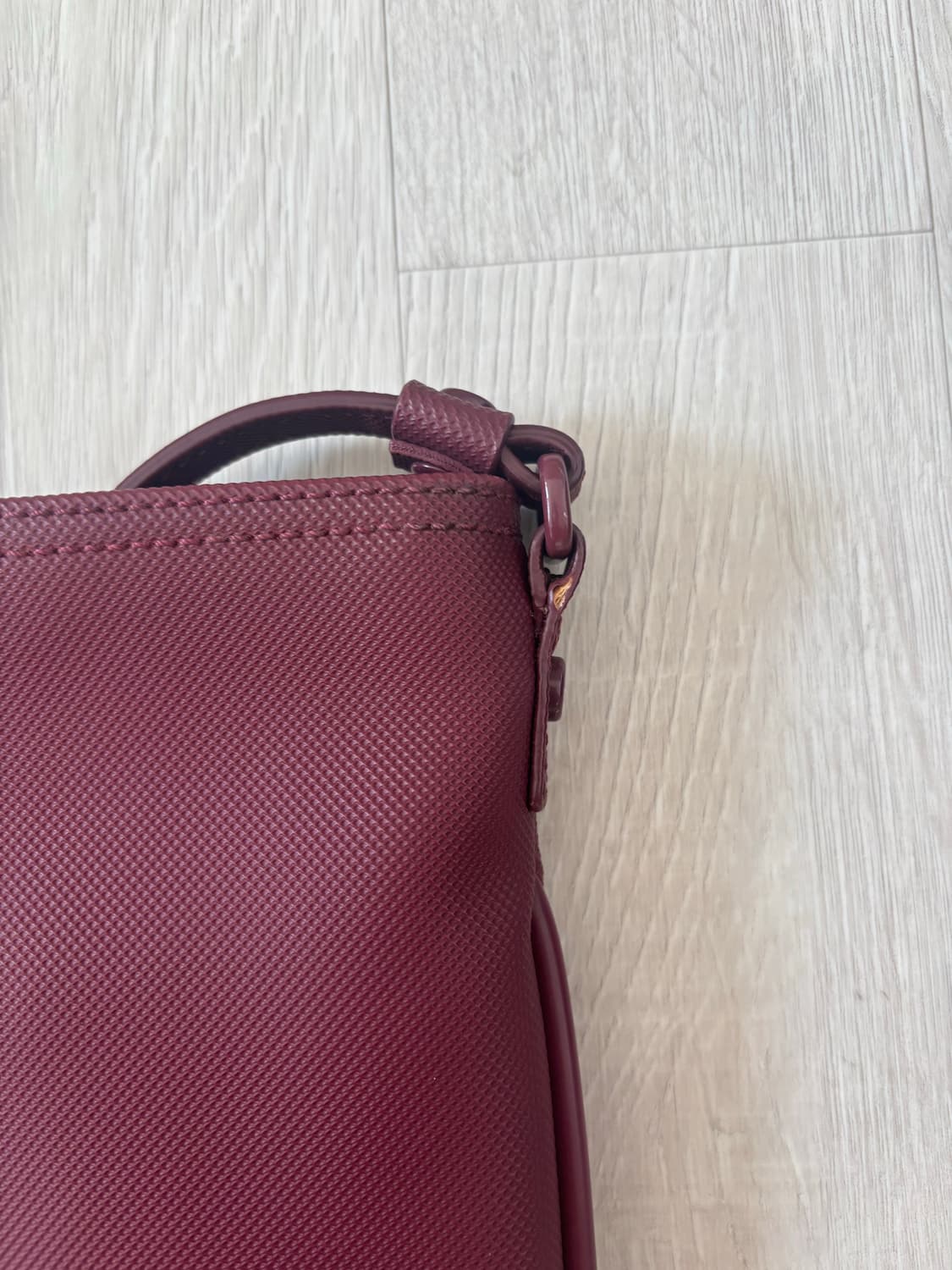 [라코스테 Lacoste] NEW CLASSIC 플랫 크로스백 (버건디) 상품이미지3