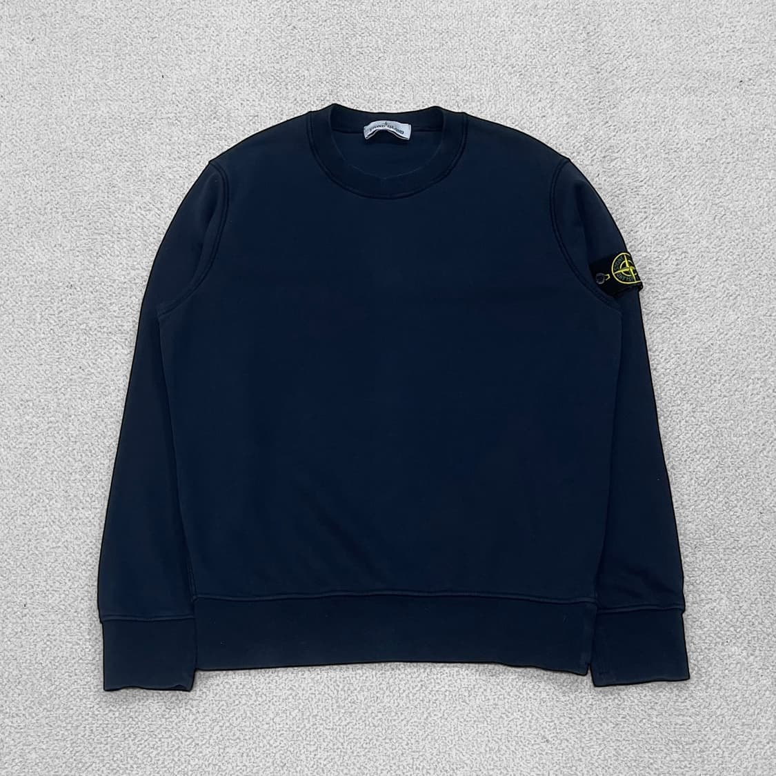 스톤아일랜드 와펜 패치 크루넥 맨투맨 네이비 상품이미지1