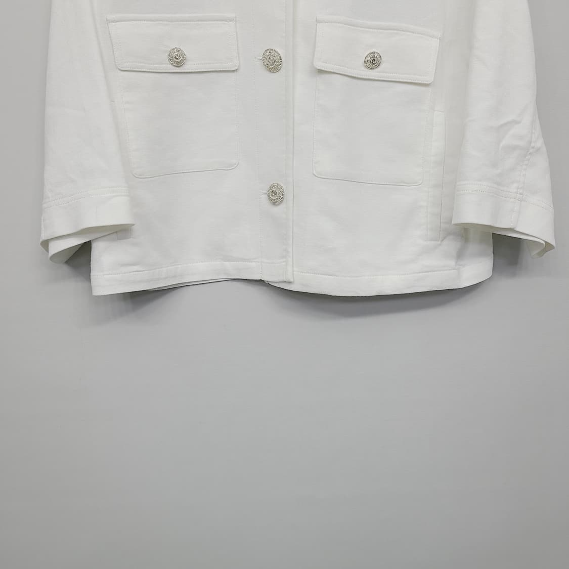 듀엘(DEWL) 화이트 보석 버튼 크롭 자켓 (66) 상품이미지4