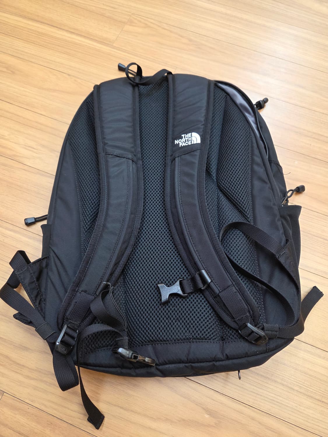 16L 용량의 노스페이스 백팩입니다. 무난한 블랙 색상이라 어느 옷에나  상품이미지2