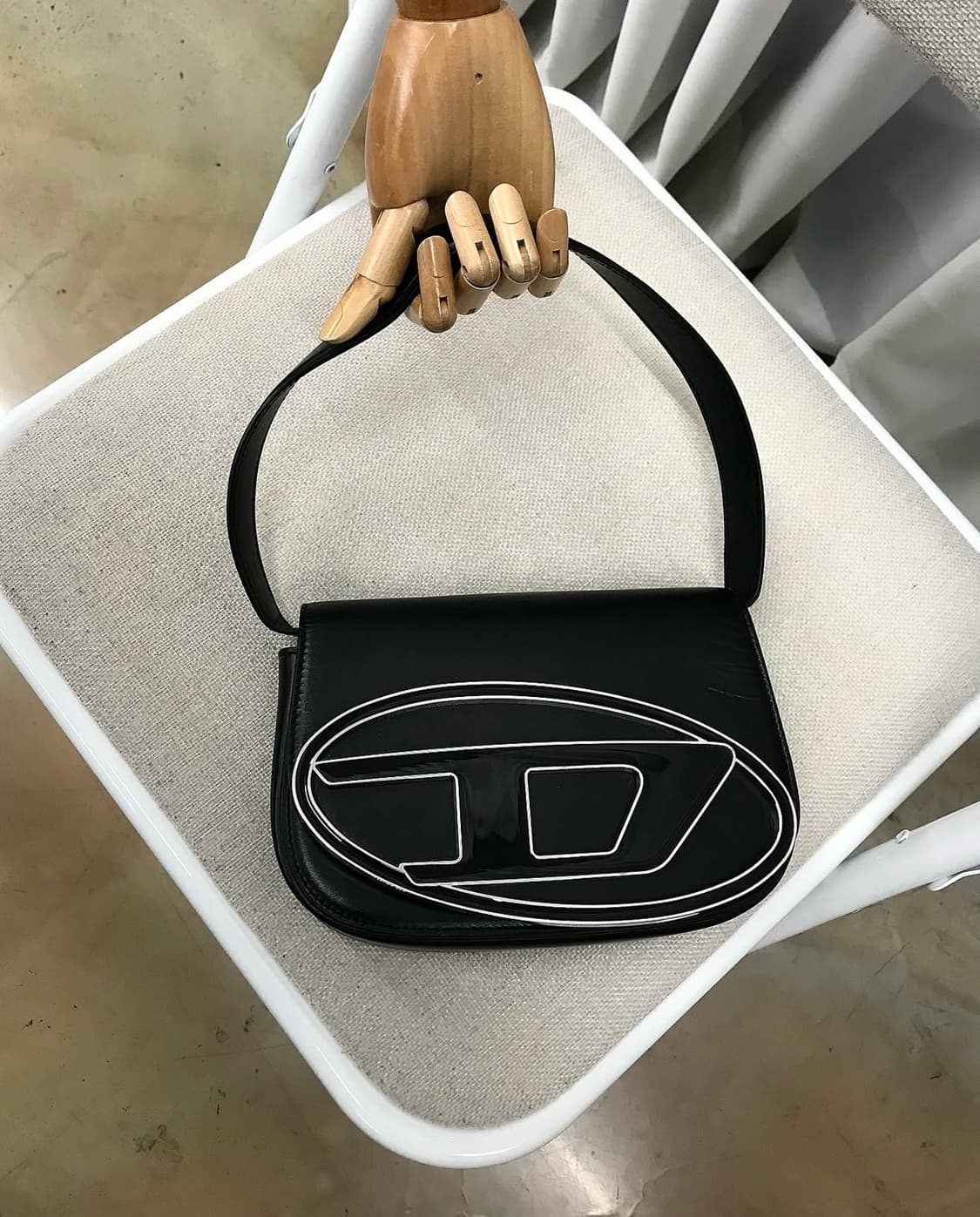 디젤 숄더백 인 나파 레더 블랙 상품이미지1