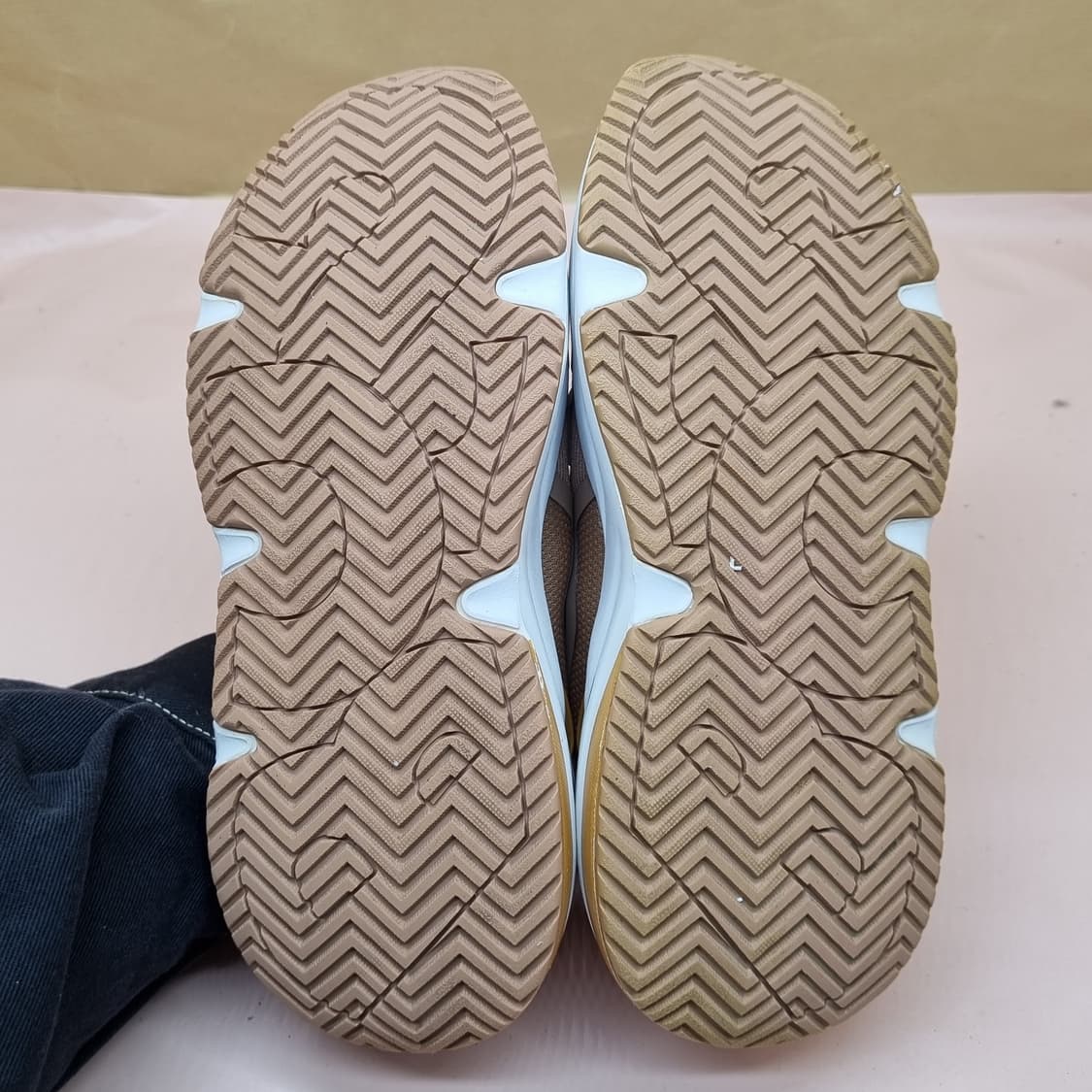 슈콤마보니 베이지 스니커즈 240 상품이미지3