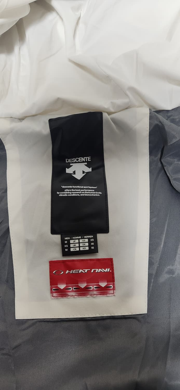 데상트 아우디 화이트 패딩 자켓 상품이미지9