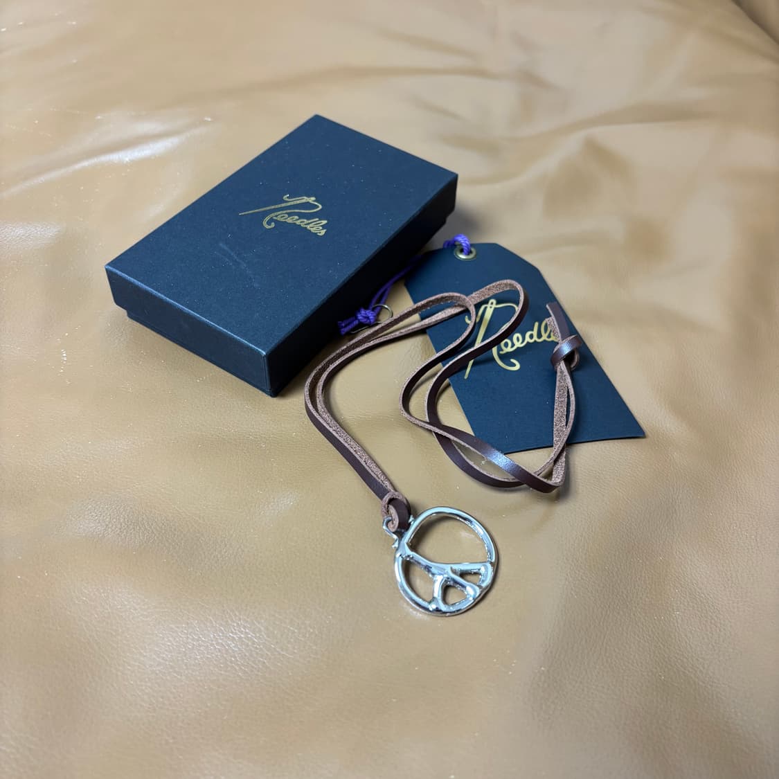 니들스 니들즈 피스 팬던트 브레스 레더 목걸이 상품이미지1